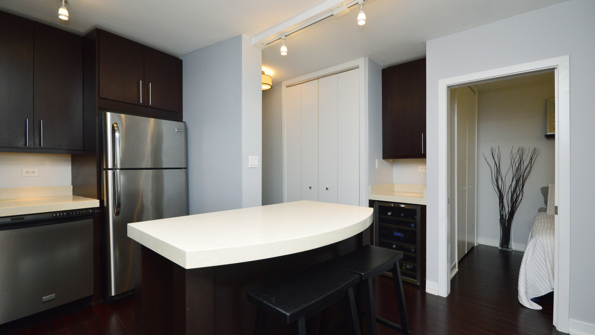 2930 North Sheridan Road, Unit 2105 Chicago, IL 60657 - Photo 6 of 15