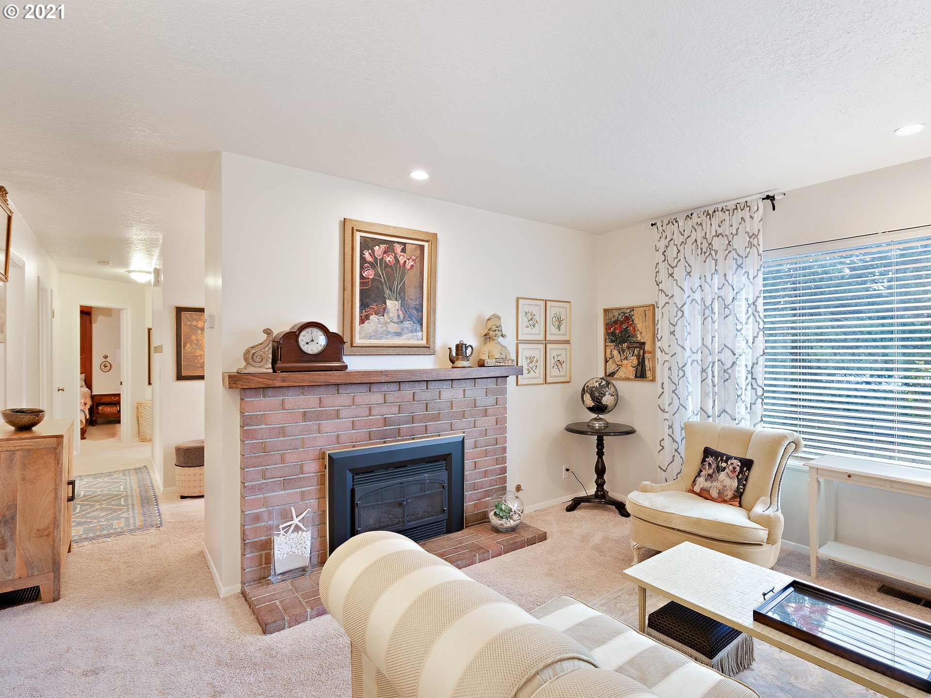 3446 Southwest Marigold Street Portland, OR 97219 - Photo 4 of 29 Gallery Image 4