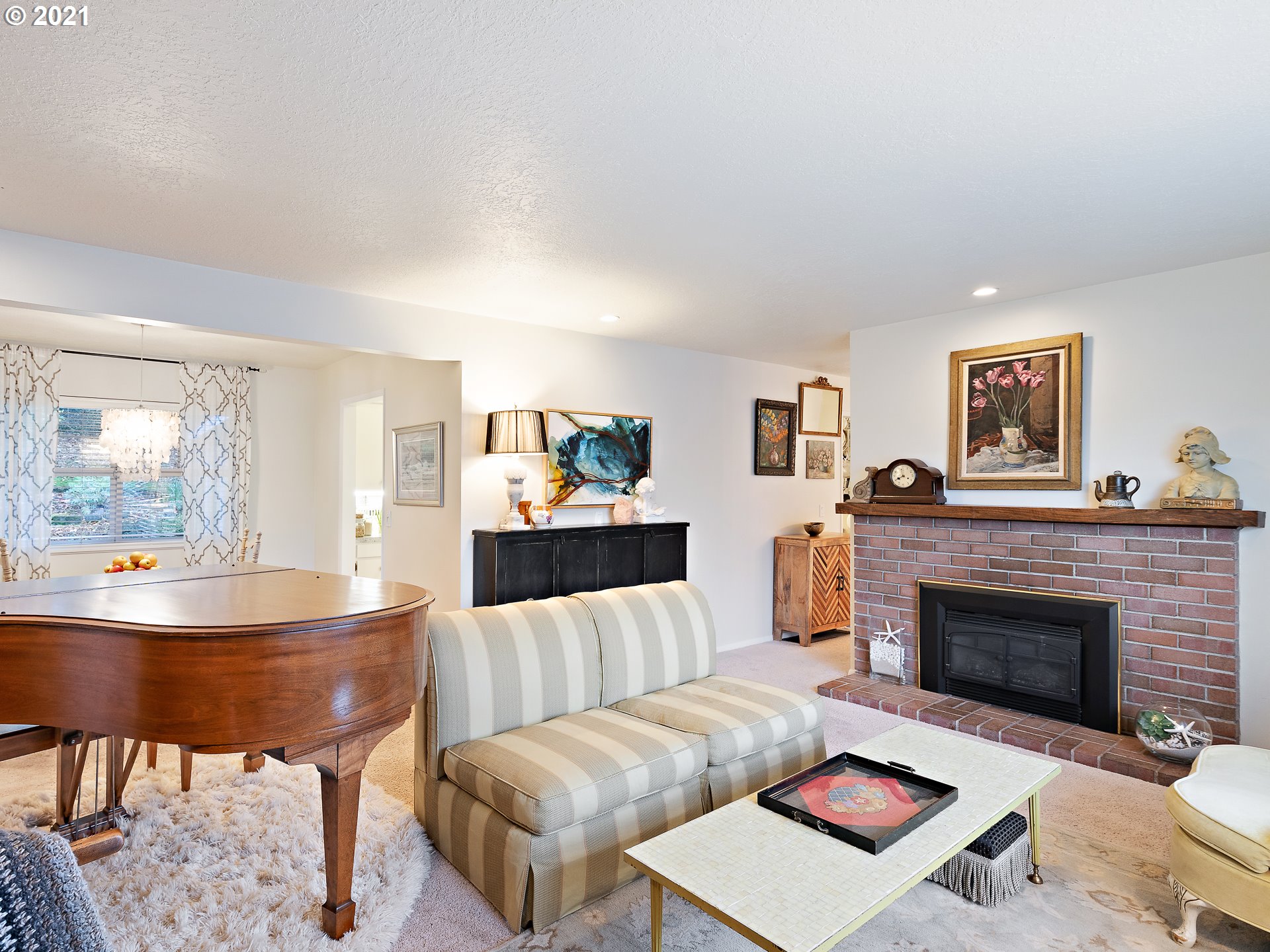 3446 Southwest Marigold Street Portland, OR 97219 - Photo 5 of 29 Gallery Image 5