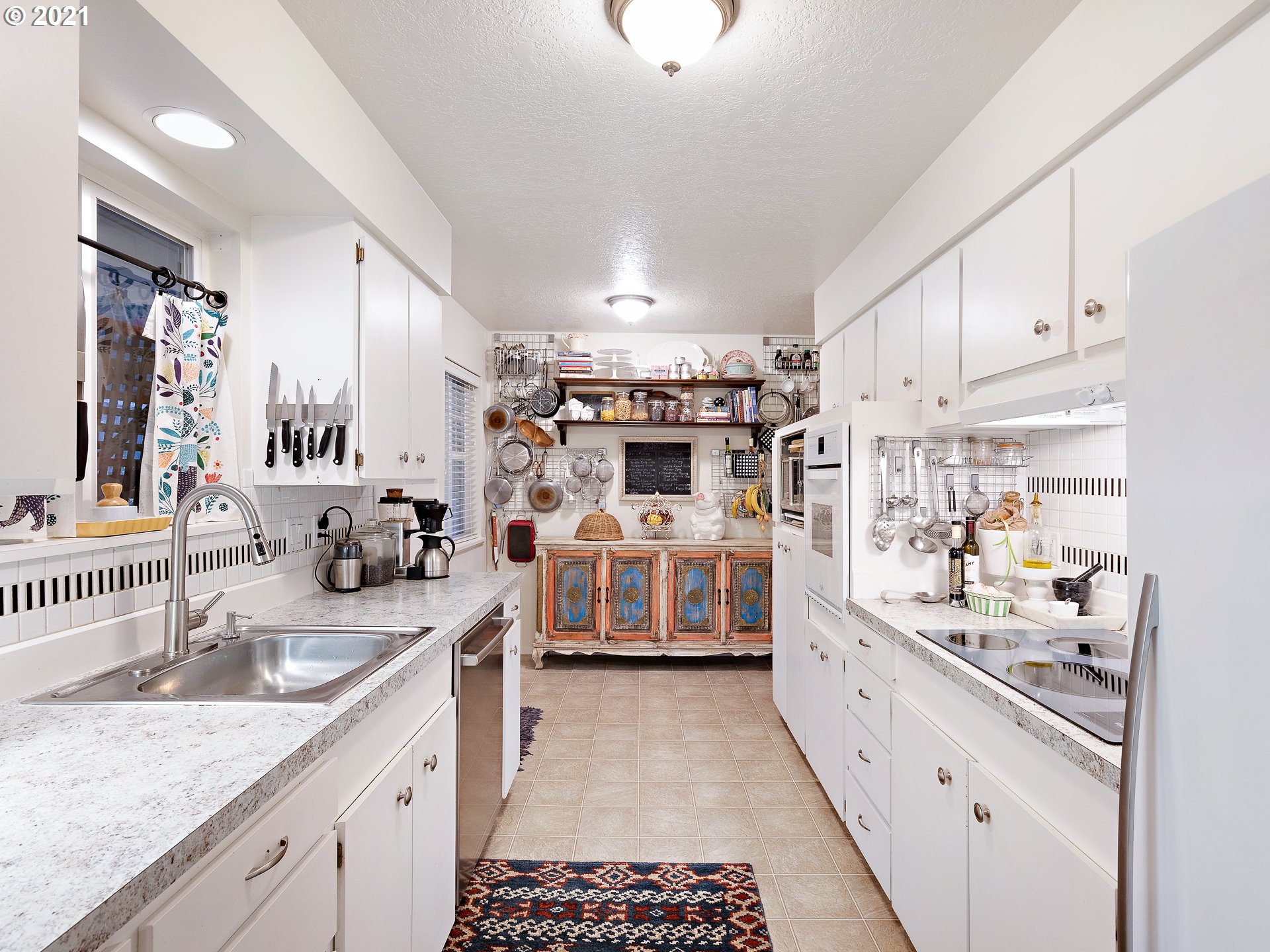3446 Southwest Marigold Street Portland, OR 97219 - Photo 7 of 29 Gallery Image 7