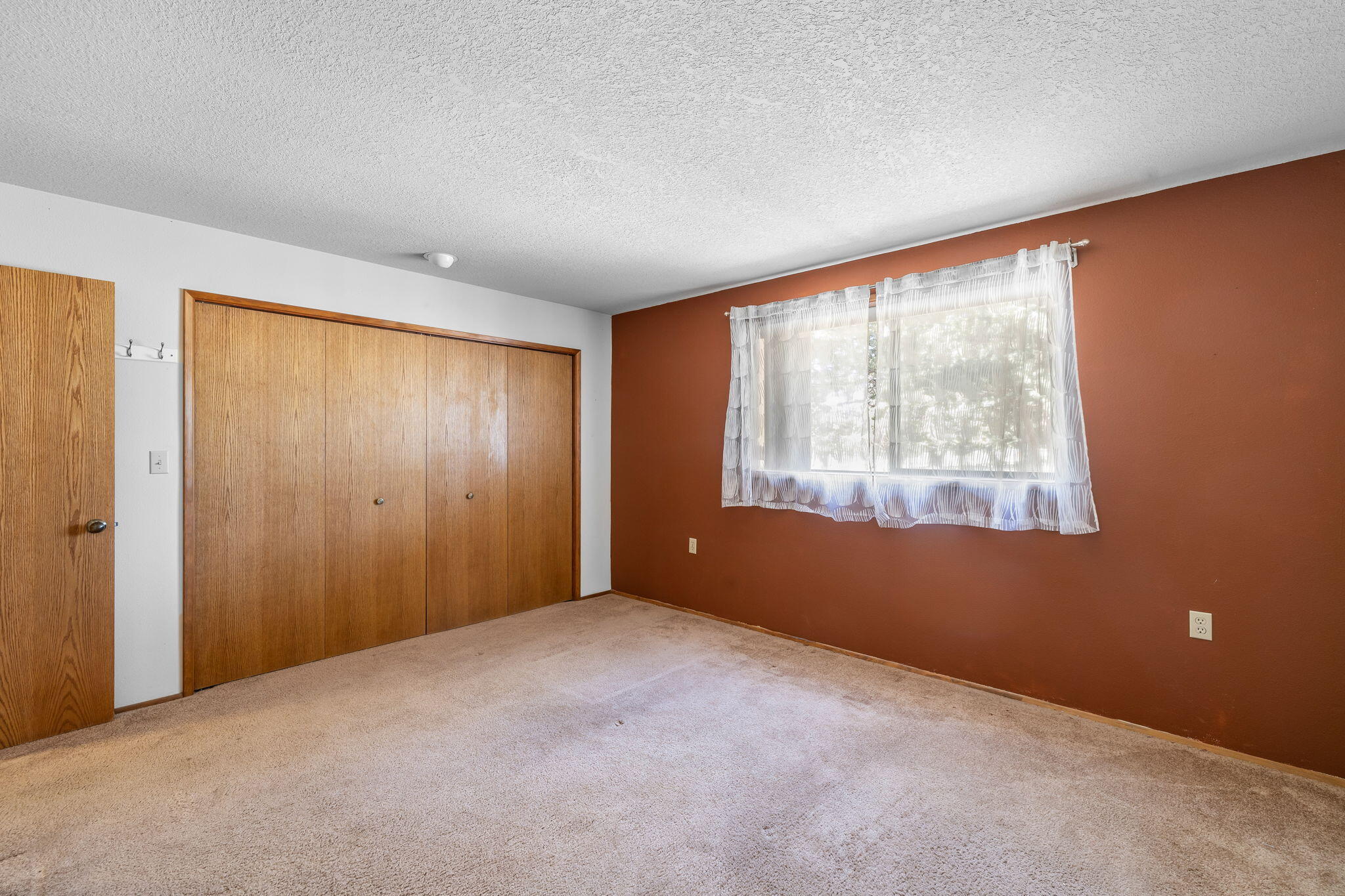 64586 McGrath Road Bend, OR 97701 - Photo 18 of 27 an empty room with windows