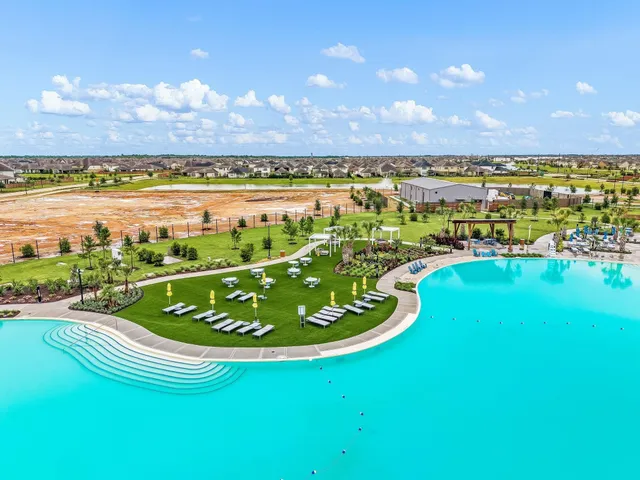 a view of a house with yard and patio