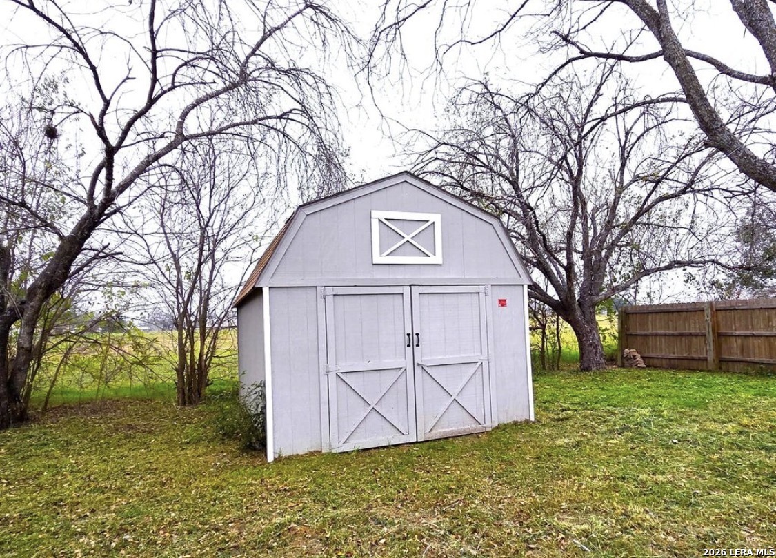 809 8th Street Floresville, TX 78114 - Photo 2 of 20