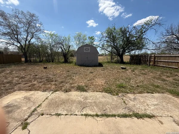 $1,800 | 809 8th Street, Floresville, TX 78114
