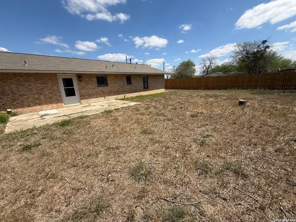 $1,800 | 809 8th Street, Floresville, TX 78114
