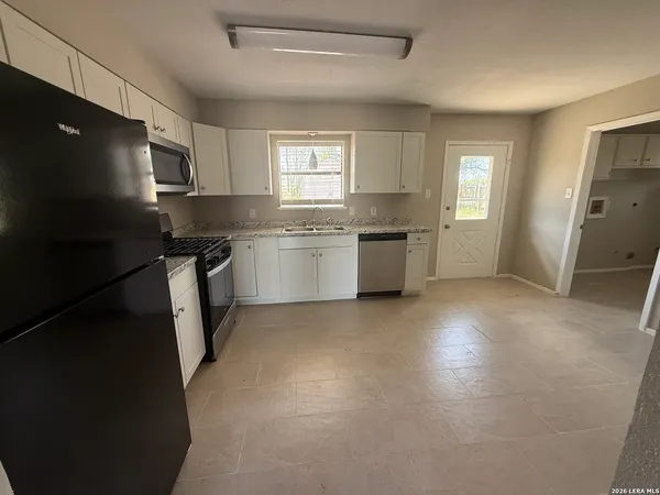 $1,800 | 809 8th Street, Floresville, TX 78114