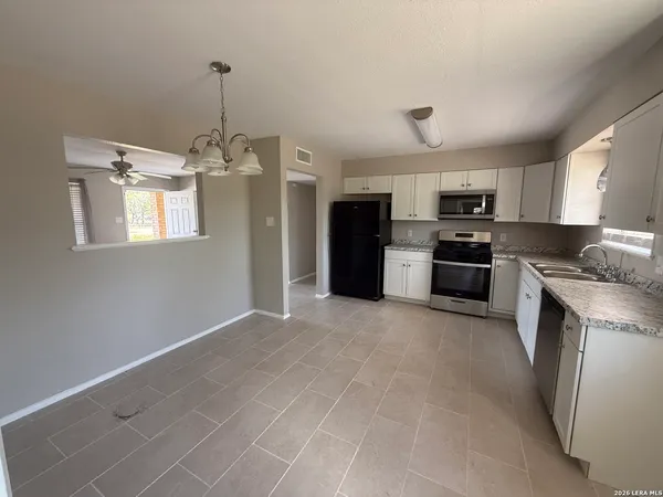 $1,800 | 809 8th Street, Floresville, TX 78114