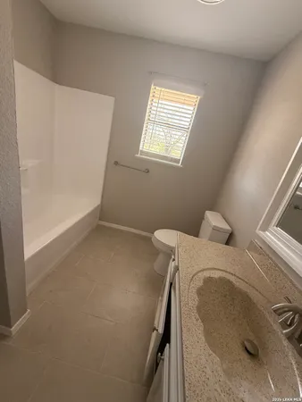 $1,800 | 809 8th Street, Floresville, TX 78114