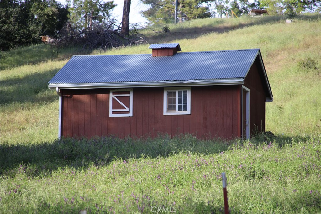 5636 East Whitlock Road Mariposa, CA 95338 - Photo 40 of 41 a backyard of a house with lots of green space and lake view