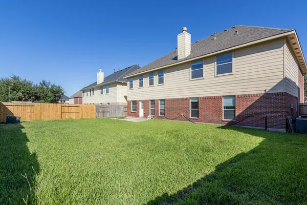 a view of a house with backyard and garden