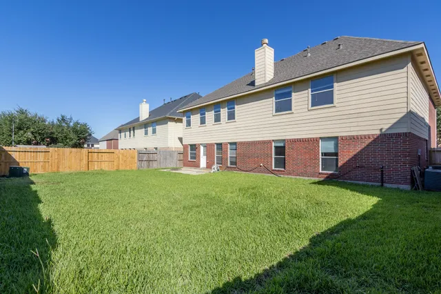 a view of a house with backyard and garden