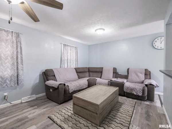 $229,900 | 713 Pekin Avenue, Creve Coeur, IL 61610
