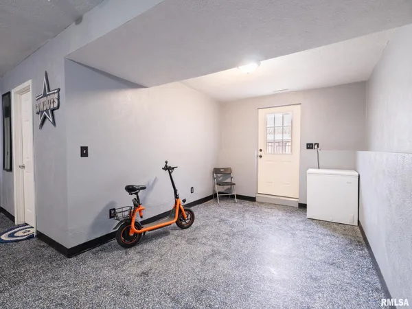 $229,900 | 713 Pekin Avenue, Creve Coeur, IL 61610