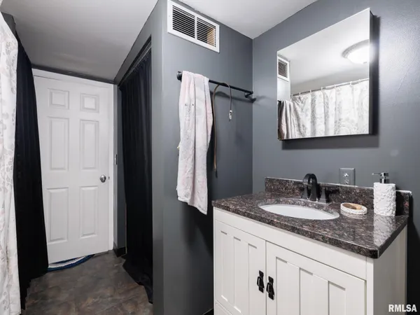 $229,900 | 713 Pekin Avenue, Creve Coeur, IL 61610