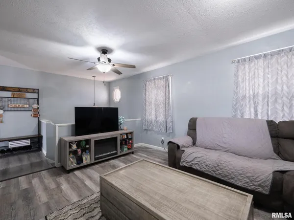 $229,900 | 713 Pekin Avenue, Creve Coeur, IL 61610