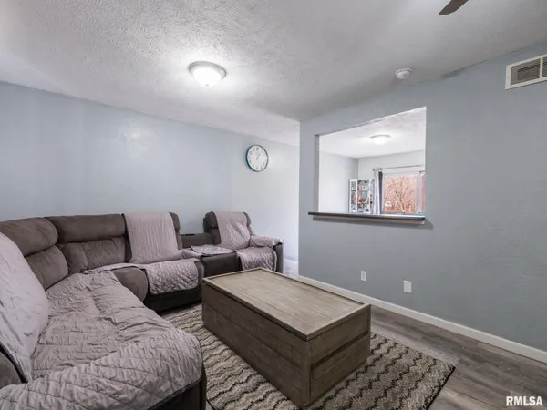 $229,900 | 713 Pekin Avenue, Creve Coeur, IL 61610