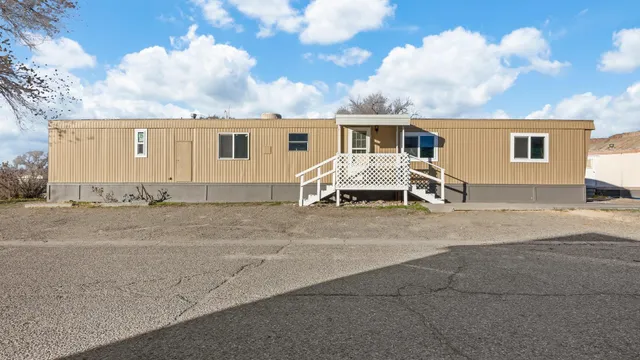 a view of a house with backyard