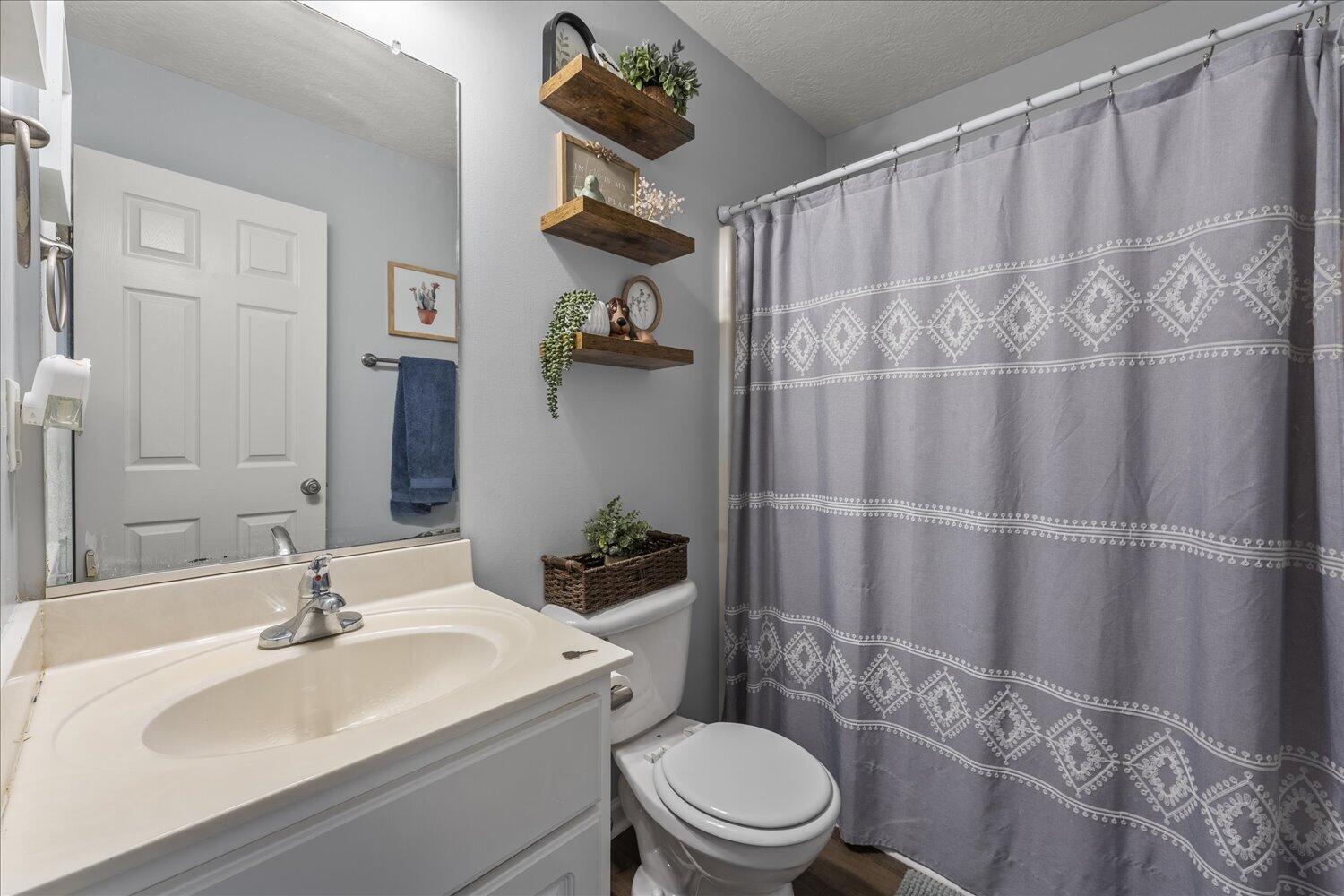 586 Lory Lane Grovetown, GA 30813 - Photo 3 of 17 Bathroom 2