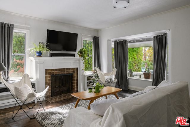 $1,800,000 | 2022 North Catalina Street, Los Angeles, CA 90027