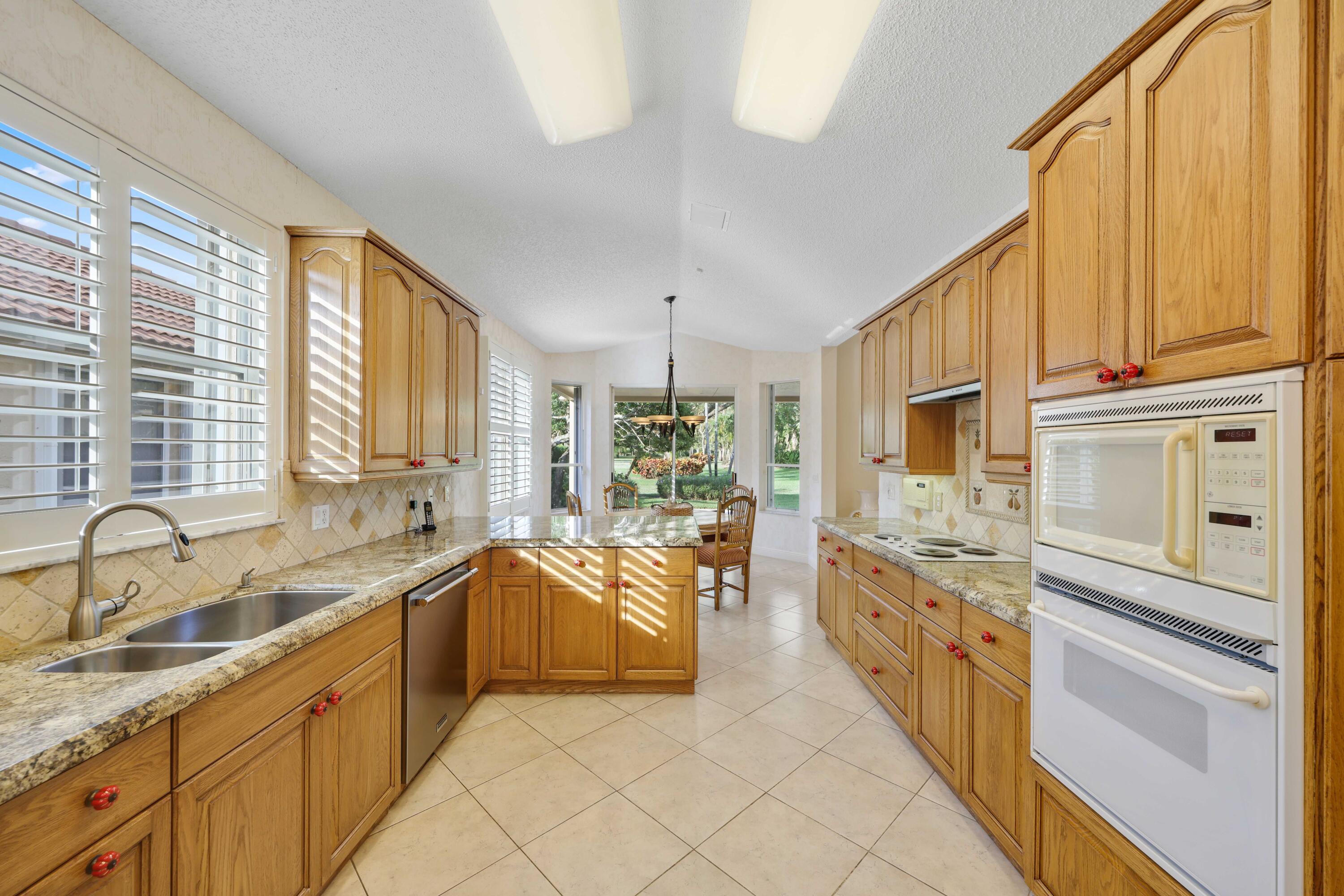 7633 La Corniche Circle Boca Raton, FL 33433 - Photo 11 of 49 Kitchen / Breakfast