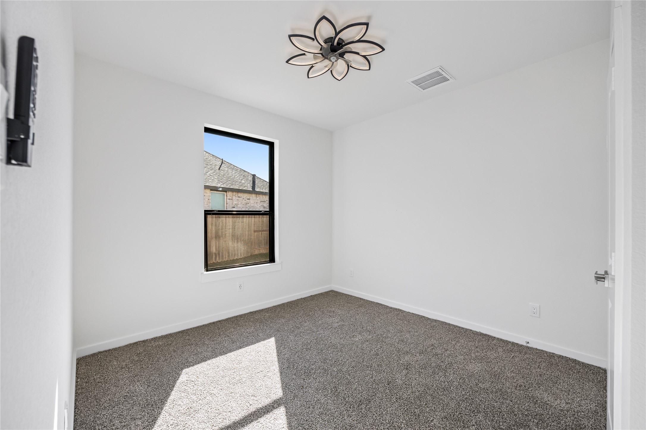 5106 Sistine Drive Manvel, TX 77578 - Photo 28 of 42 an empty room with a window and a ceiling fan