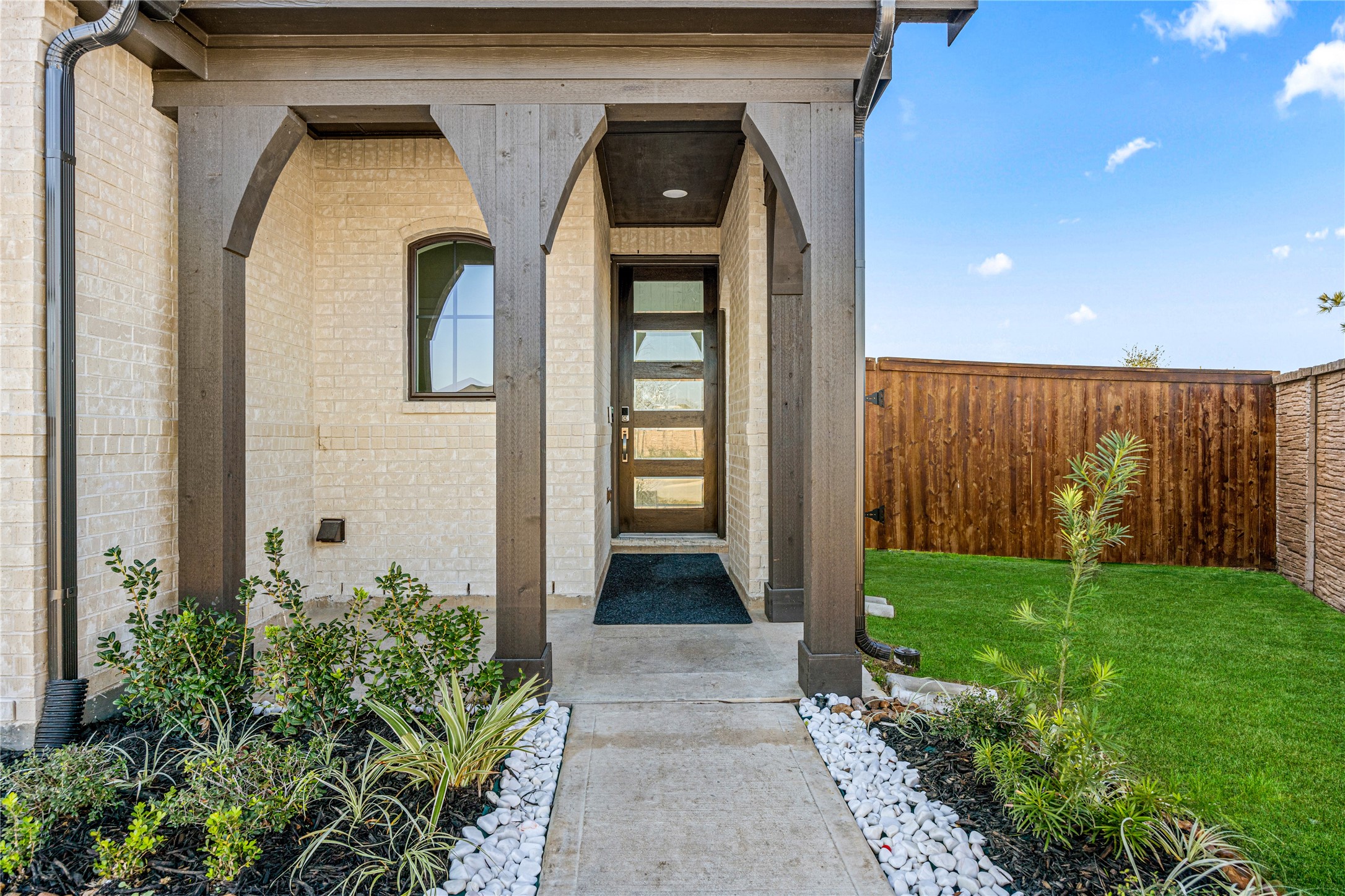 5106 Sistine Drive Manvel, TX 77578 - Photo 3 of 42 a front view of a house with garden
