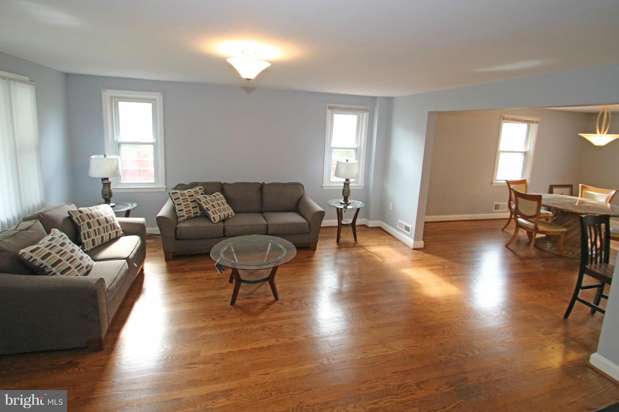 4618 Coleherne Road Baltimore, MD 21229 - Photo 3 of 23 Living Room