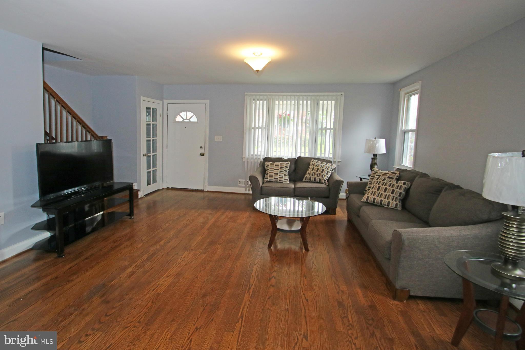 4618 Coleherne Road Baltimore, MD 21229 - Photo 4 of 23 Living Room