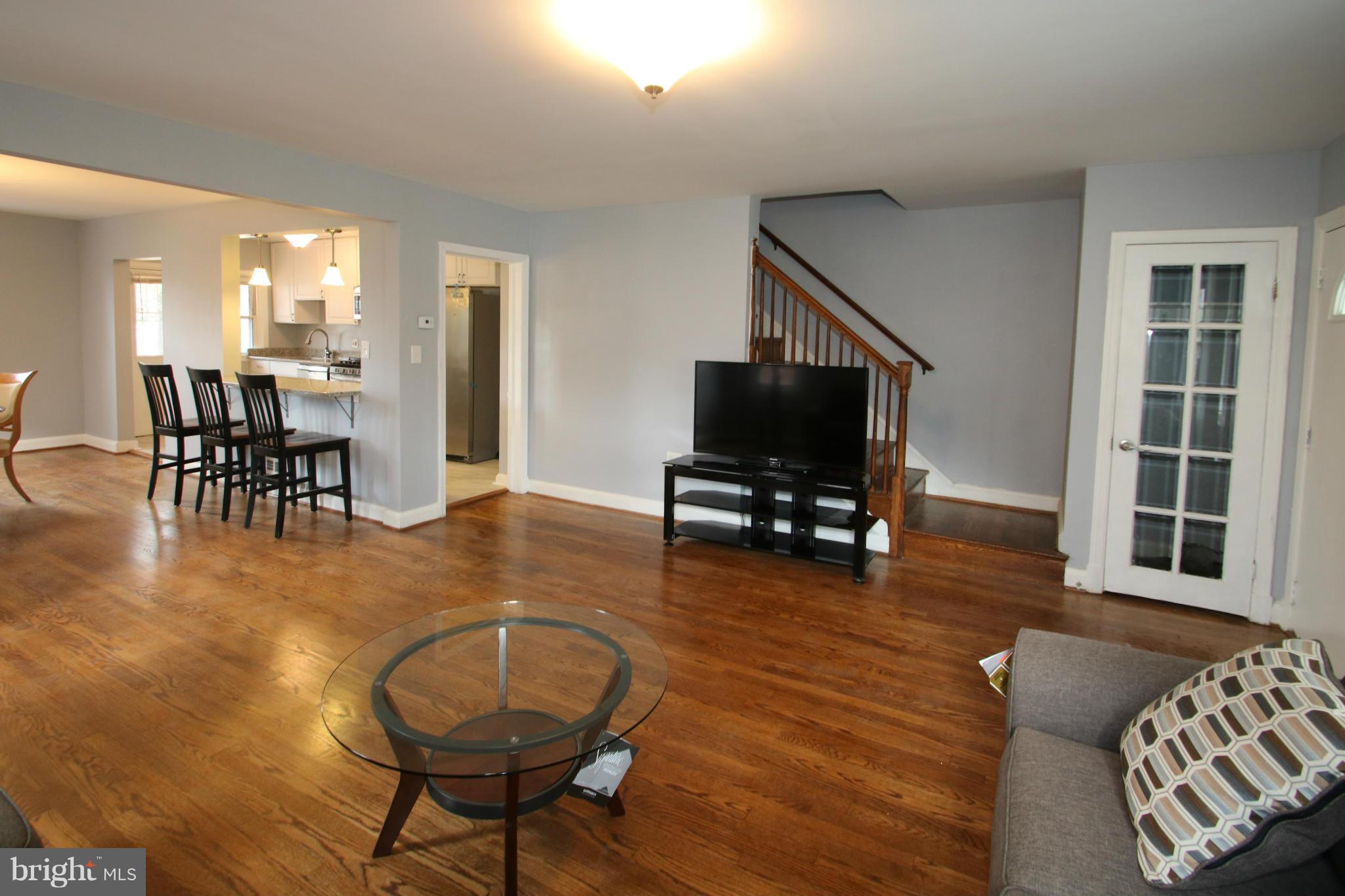 4618 Coleherne Road Baltimore, MD 21229 - Photo 5 of 23 Living Room