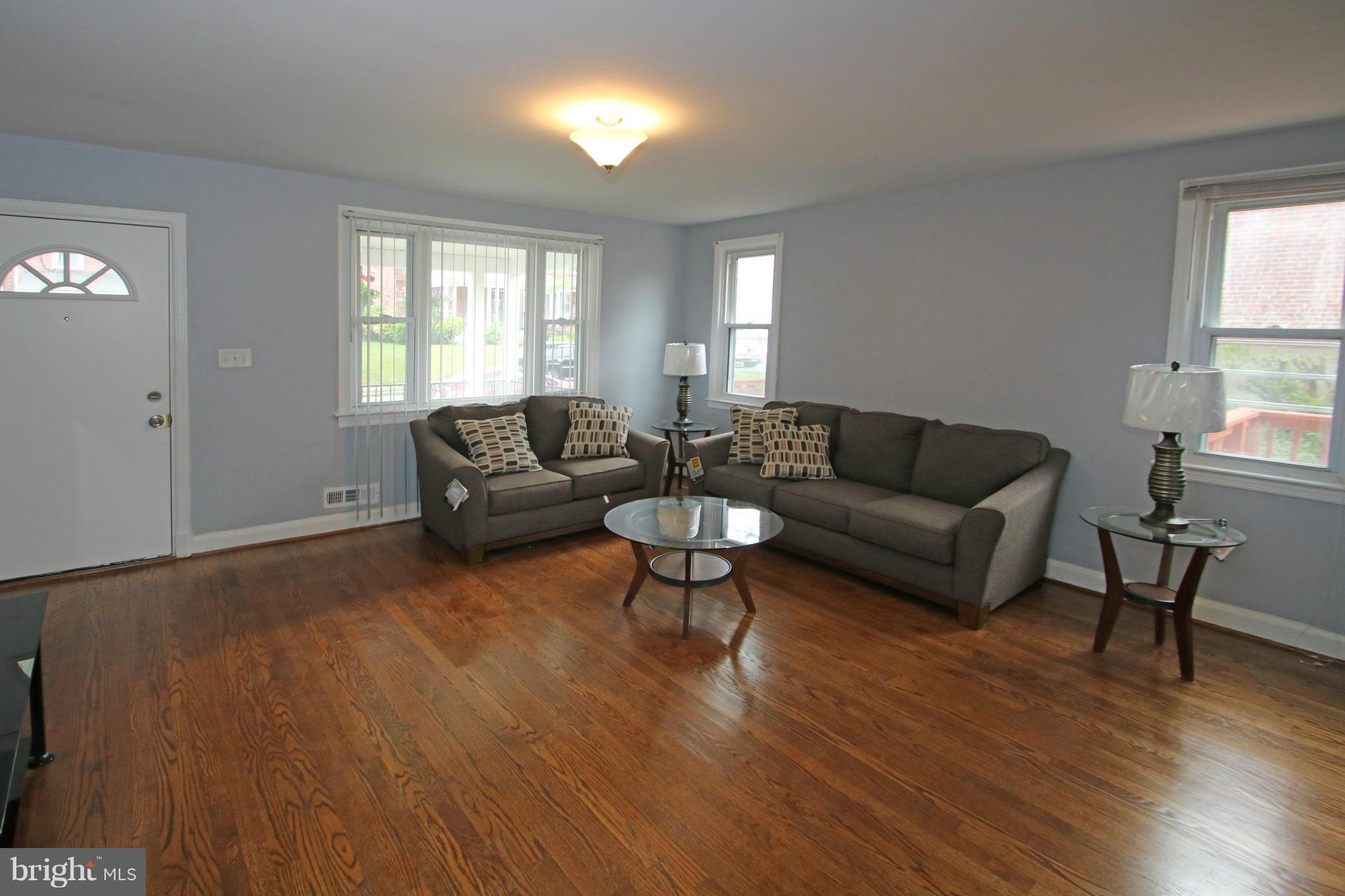4618 Coleherne Road Baltimore, MD 21229 - Photo 6 of 23 Living Room