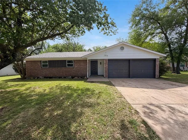 $255,000 | 913 Jayellen Court, Burleson, TX 76028