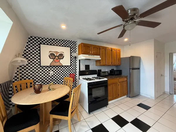 $2,500 | 125 London Street, Unit 3, Boston, MA 02128