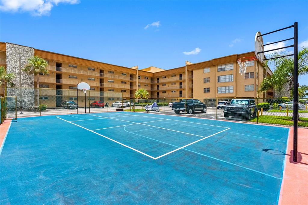 5820 North Church Avenue, Unit 346 Tampa, FL 33614 - Photo 29 of 30 a view of a tennis court
