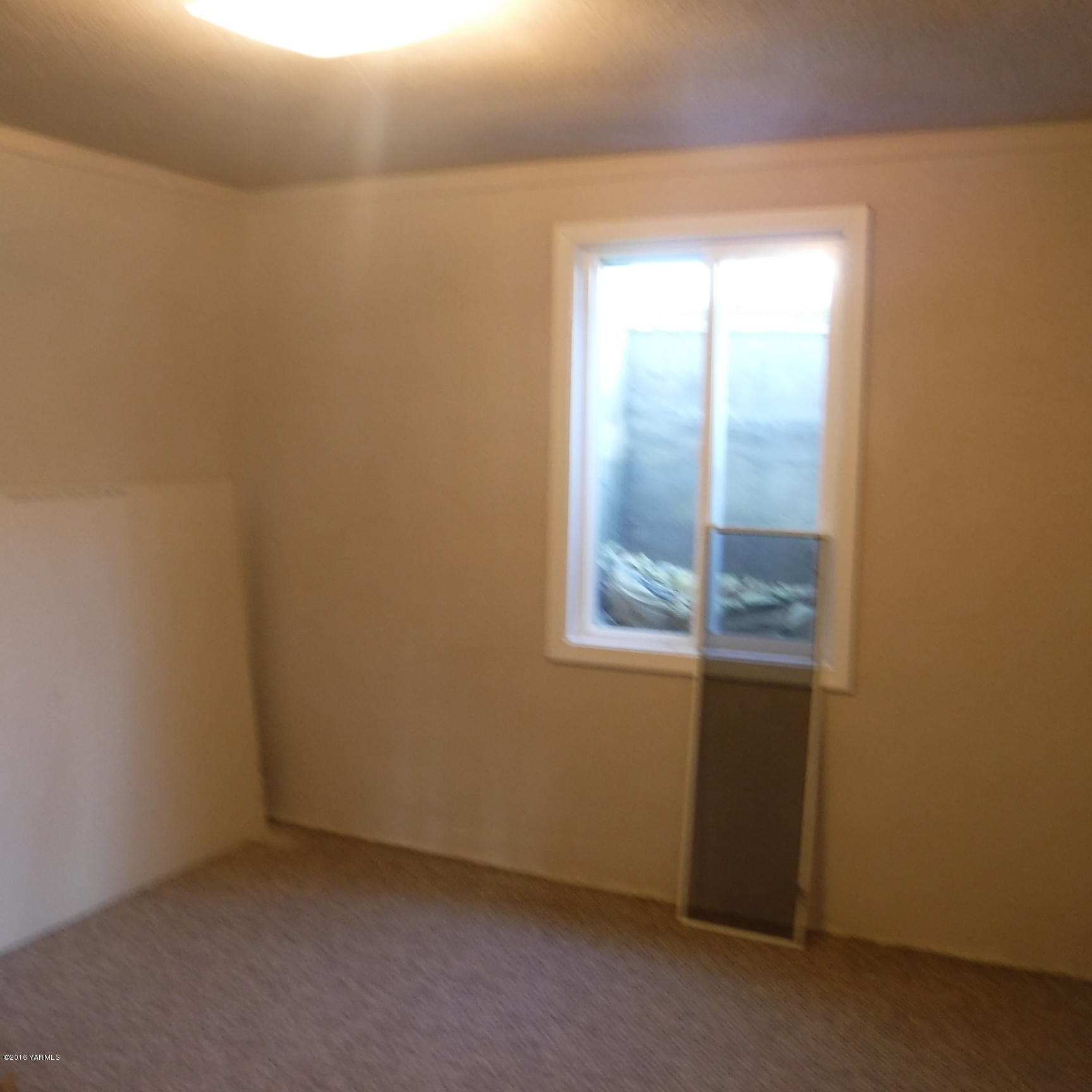 100 Albro Road Sunnyside, WA 98944 - Photo 14 of 29 an empty room with windows