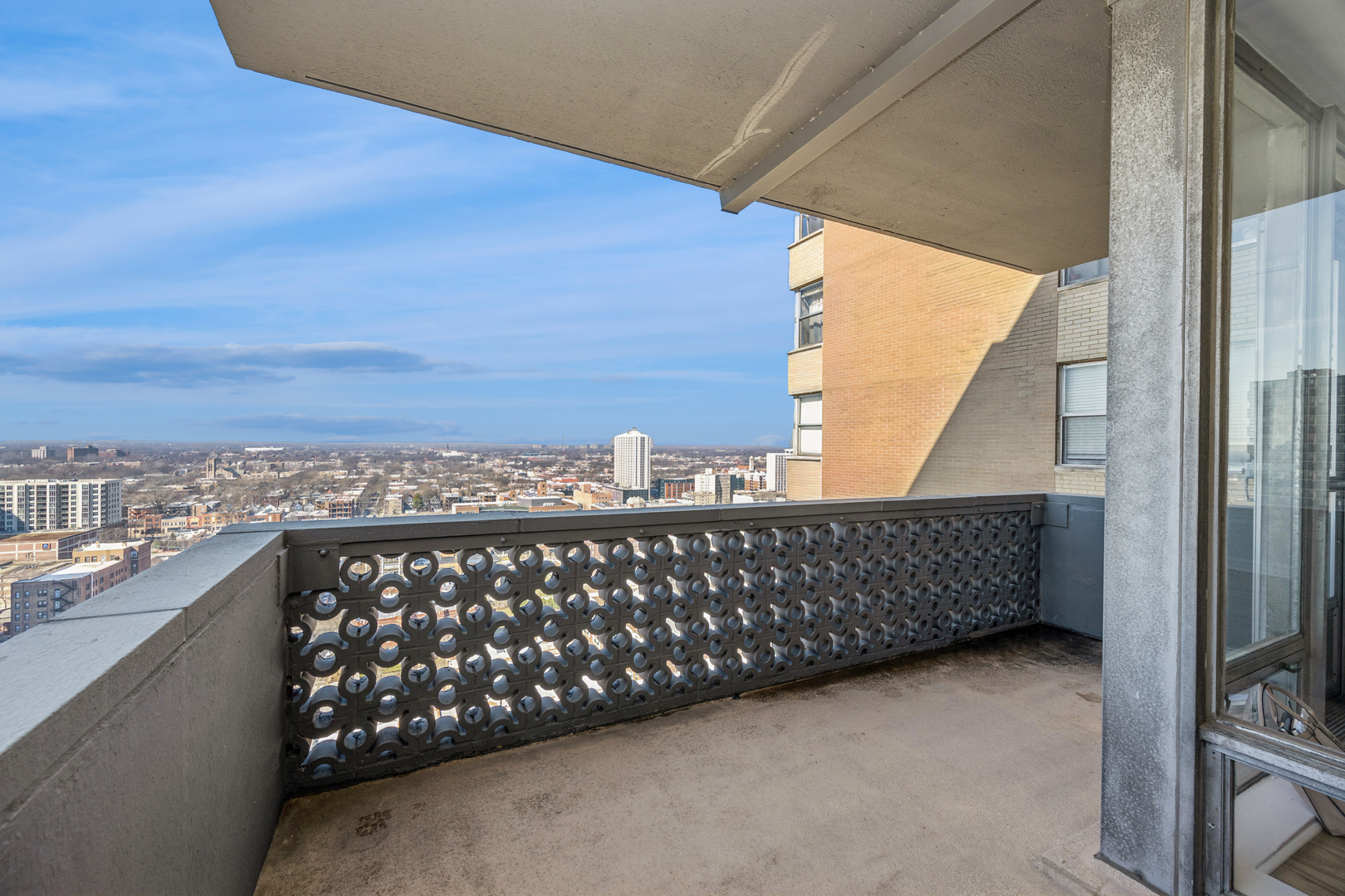 6301 North Sheridan Road, Unit 23J Chicago, IL 60660 - Photo 14 of 21 a view of roof deck with city view