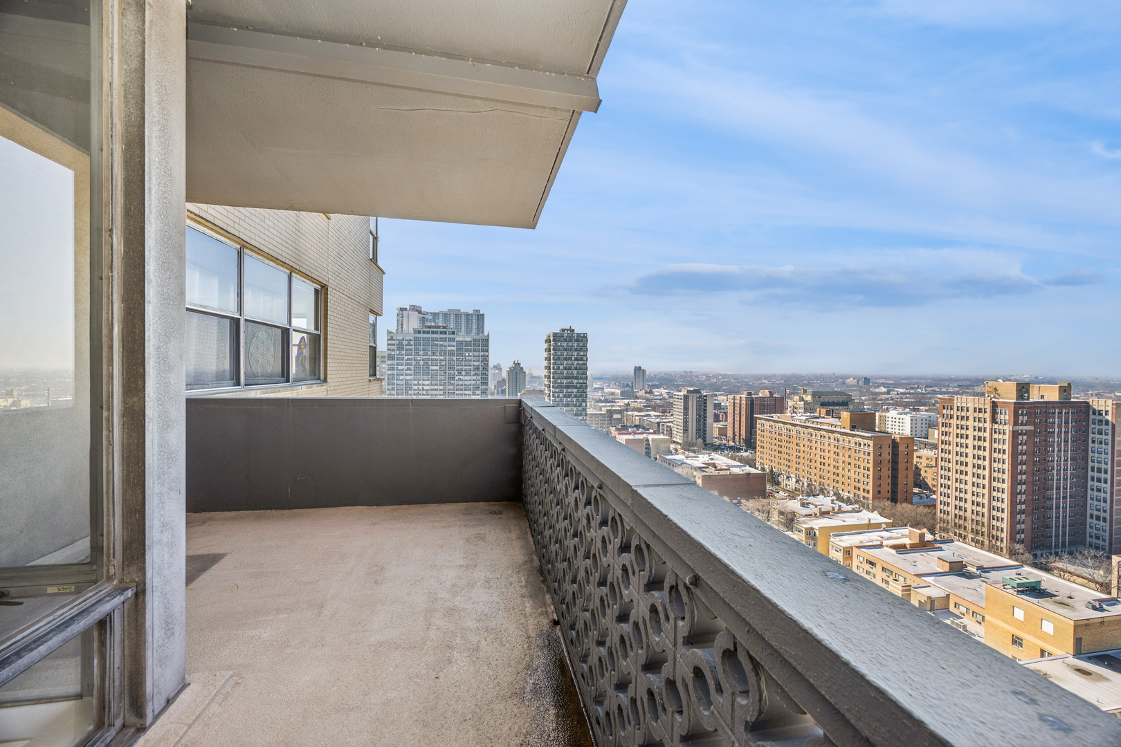 6301 North Sheridan Road, Unit 23J Chicago, IL 60660 - Photo 15 of 21 a balcony with city view