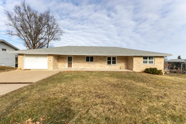 $190,000 | 415 West Columbia Avenue, Stockton, IL 61085