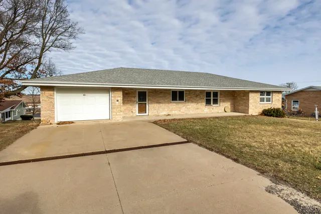 $190,000 | 415 West Columbia Avenue, Stockton, IL 61085