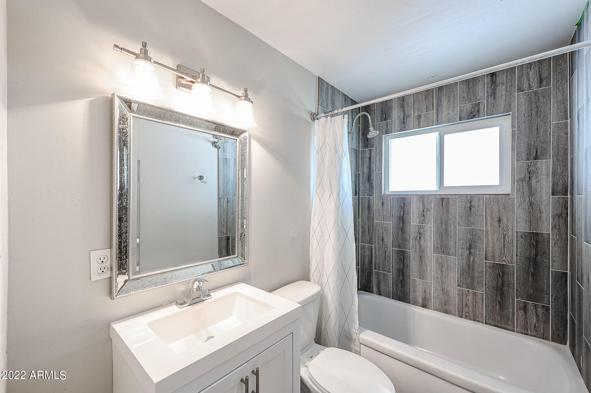 1034 East Elm Street Phoenix, AZ 85014 - Photo 9 of 30 Hall Bathroom