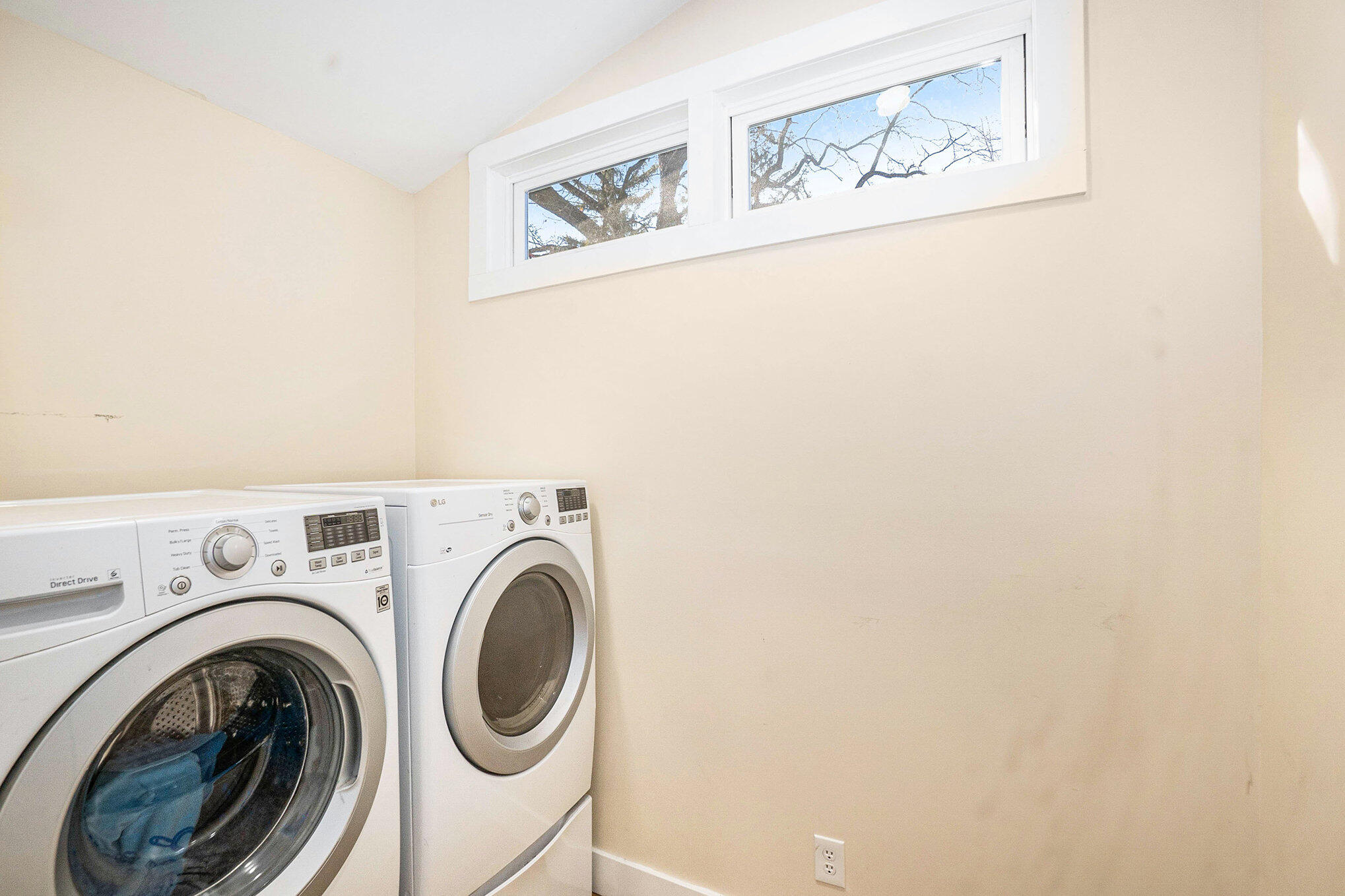 215 South Division Avenue Fremont, MI 49412 - Photo 16 of 31 washer and dryer stay with home!