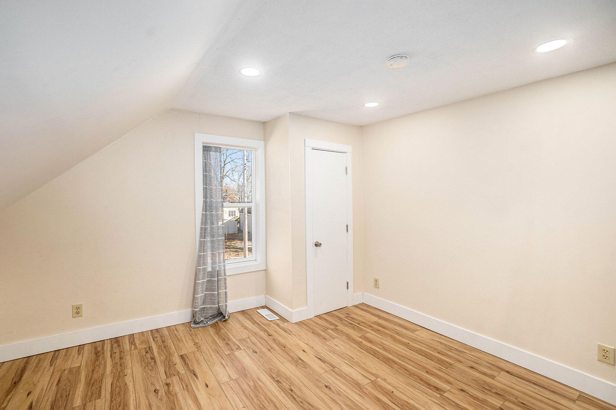 215 South Division Avenue Fremont, MI 49412 - Photo 23 of 31 Bedroom #4