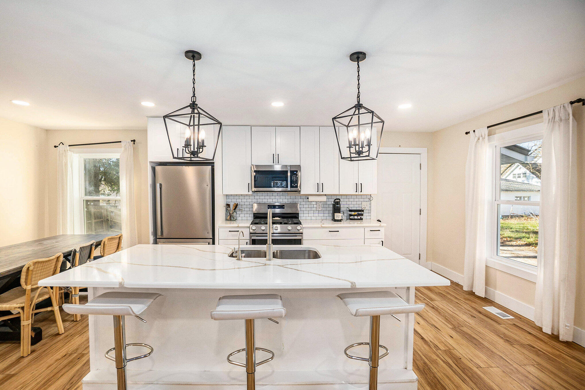 215 South Division Avenue Fremont, MI 49412 - Photo 9 of 31 Granite, Water Fall Countertops