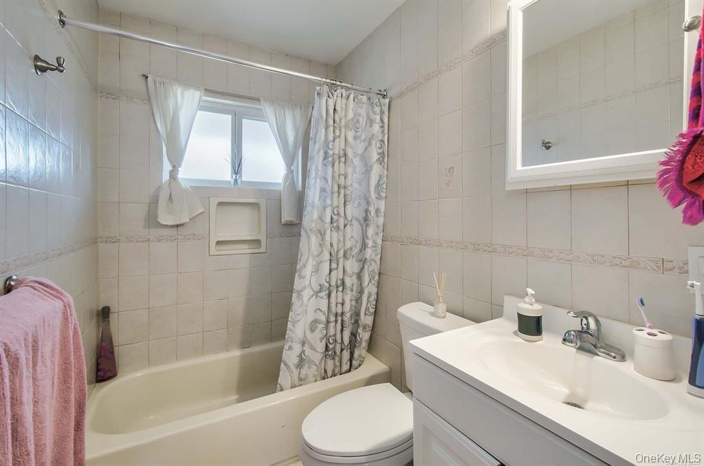 15 Janet Drive Plainview, NY 11803 - Photo 20 of 23 a bathroom with a sink toilet and shower