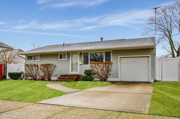 $4,700 | 15 Janet Drive, Plainview, NY 11803