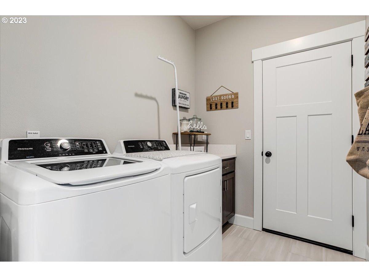 133 Northeast Regan Hill Loop Estacada, OR 97023 - Photo 22 of 29 a utility room with dryer and washer