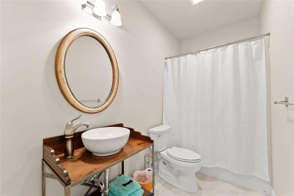 167 Early Red Pippin Clarkesville, GA 30523 - Photo 35 of 59 a bathroom with a toilet a sink and a mirror