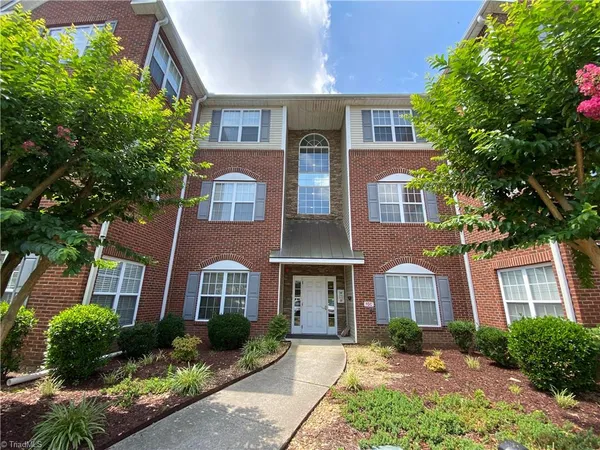 $1,445 | 6981 Hanesbrook Circle, Unit 202, Clemmons, NC 27012