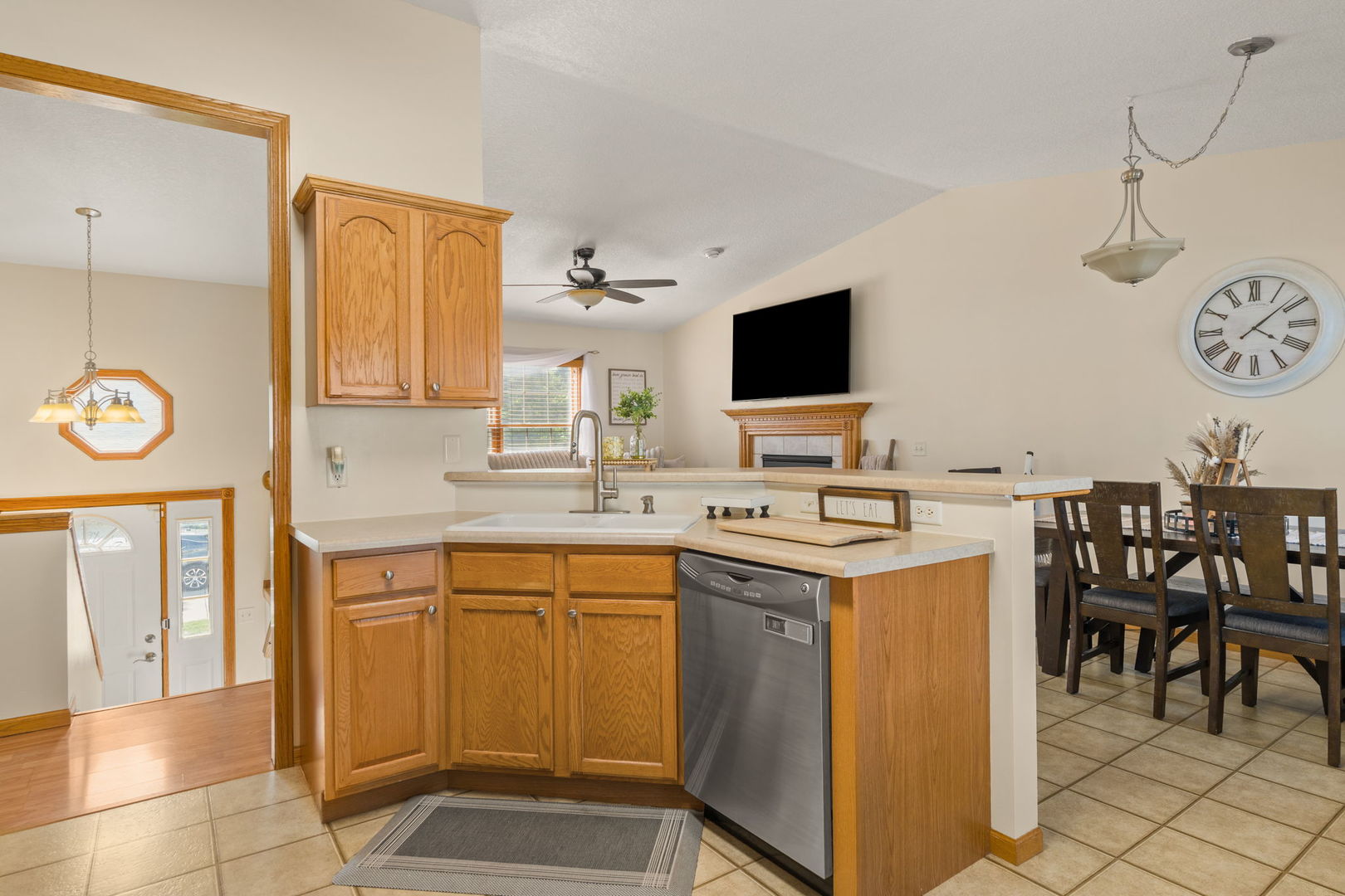 5343 Hillandale Road Davenport, IA 52806 - Photo 10 of 36