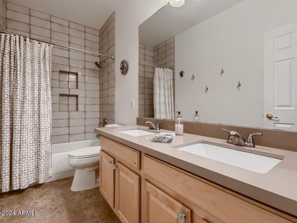 6920 West Rowel Road Peoria, AZ 85383 - Photo 20 of 27 29 Bathroom
