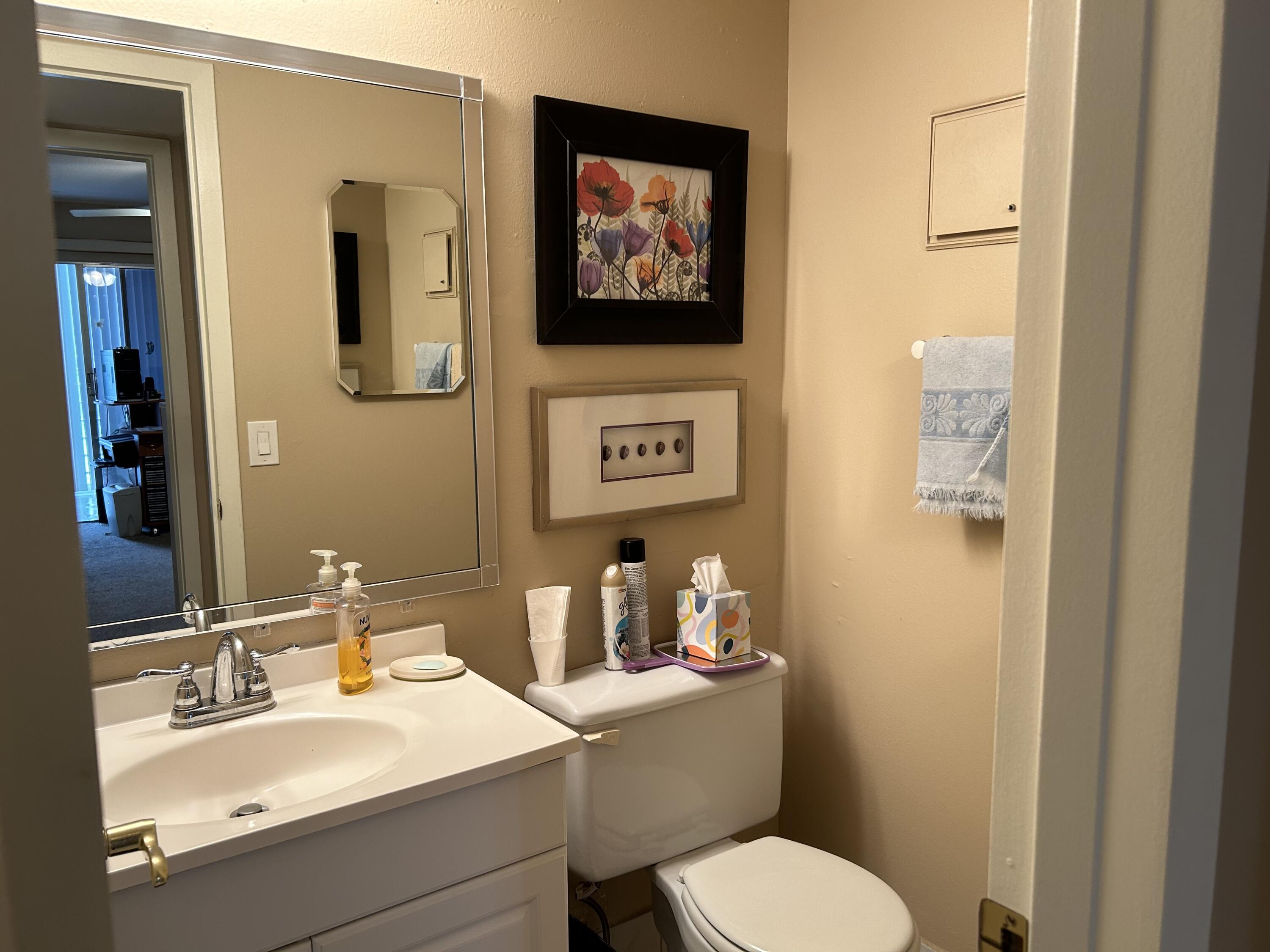 2010 Exeter, Unit 2010A Boca Raton, FL 33434 - Photo 11 of 16 Bathroom